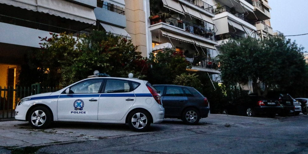 Εικόνα-σοκ: Το νεκρό βρέφος στην Νέα Σμύρνη τυλιγμένο σε σακούλα